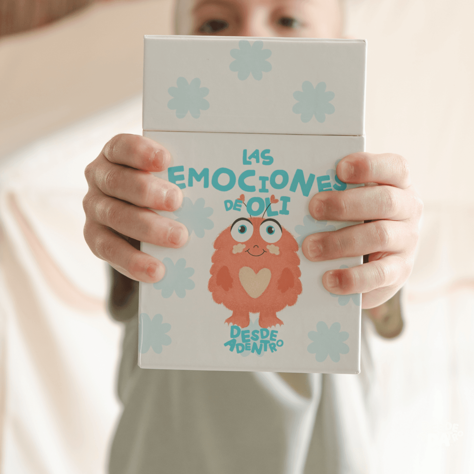 Niño sosteniendo Las Emociones de Oli